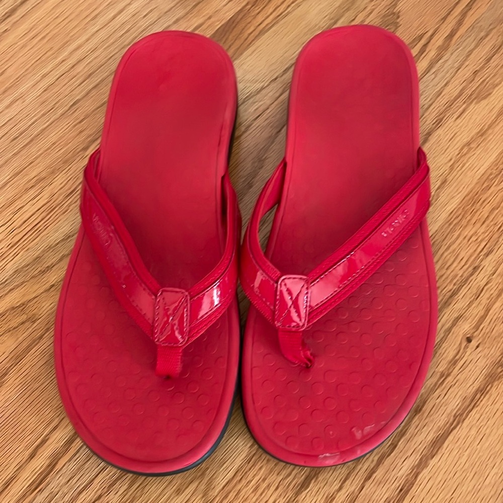 Vionic red flip flops. In new condition. Size 10.